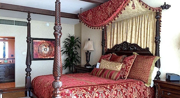 Disneyland_Hotel_Pirate_Suite_Master.jpg (730×400) Red