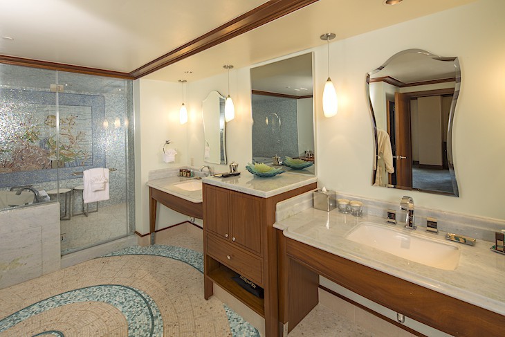 Lei Hulu V.P. Suite Master Bath