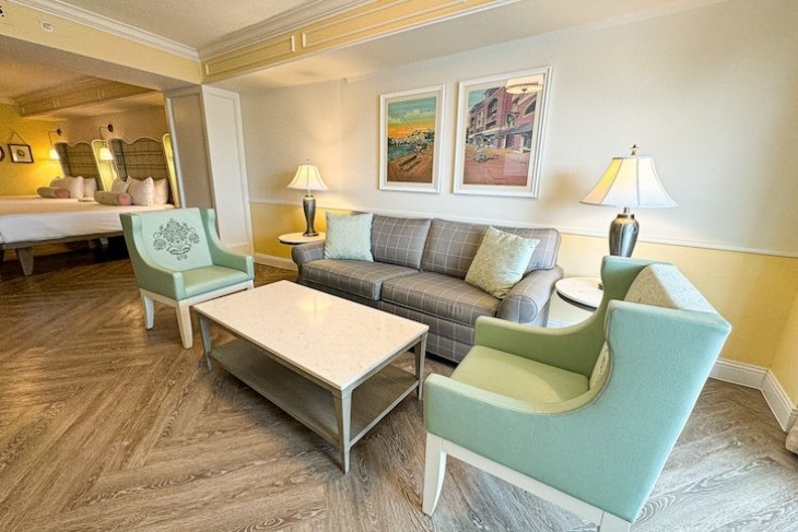 Deluxe Room sitting area
