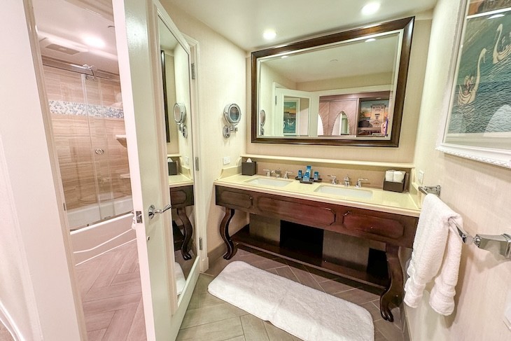 Standard guest room bath