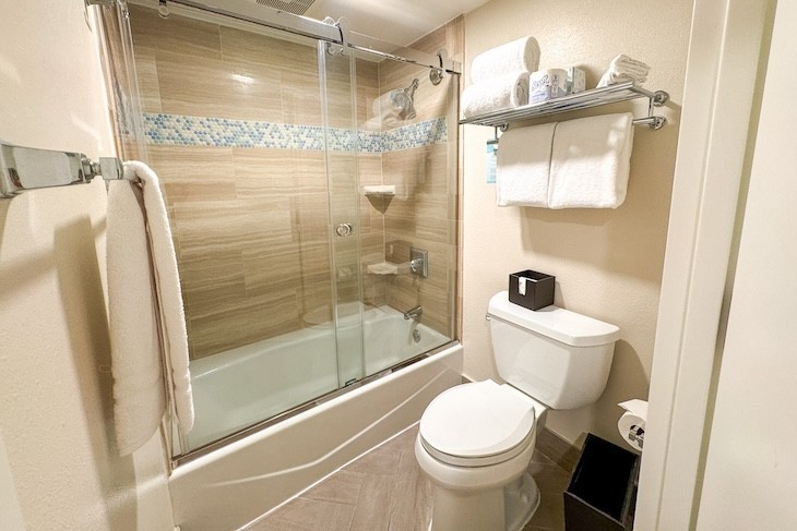 Standard guest room bath