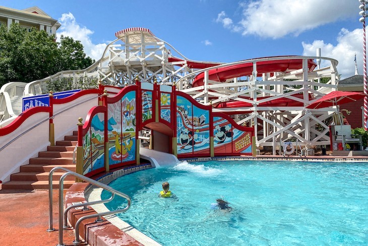 Carnival-themed Luna Park Pool