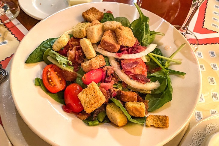 Salade aux lardons et croûtons