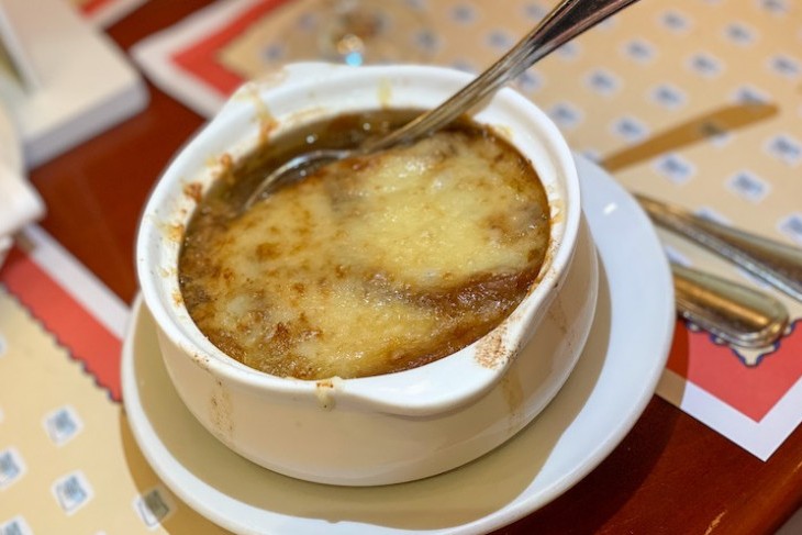 Soupe à l’oignon gratinée 