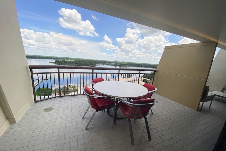 One-Bedroom Bay Lake View Suite great room balcony