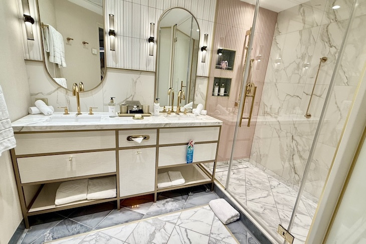 Concierge 2-Story Royal Suite (Hero Suite) with Verandah guest bath