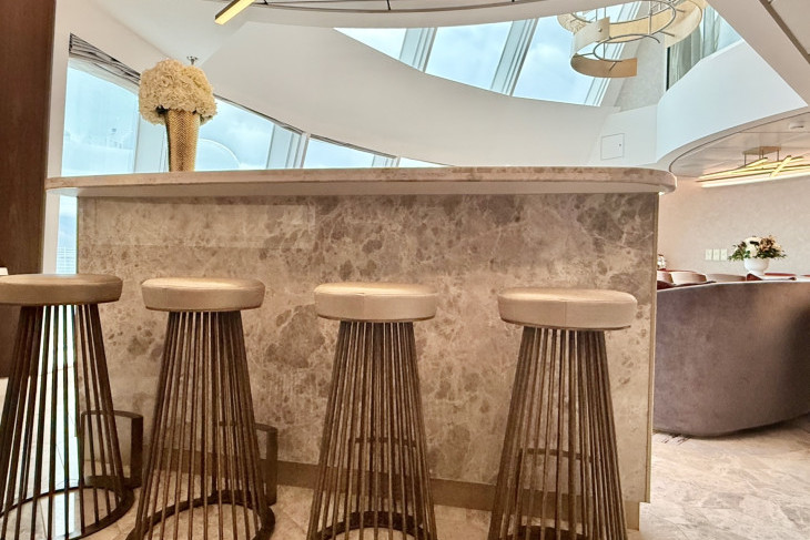 
Concierge Destiny Tower Suite bar