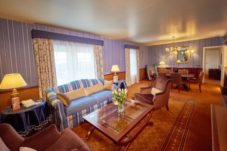Disney Newport Bay Club® Presidential Suite living room