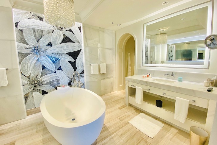 Grand Suite bath