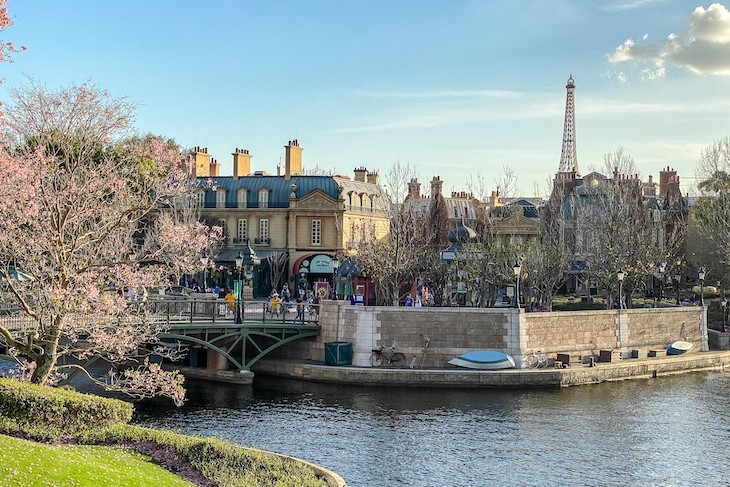 Everyone loves the sighting of France and its Eiffel Tower