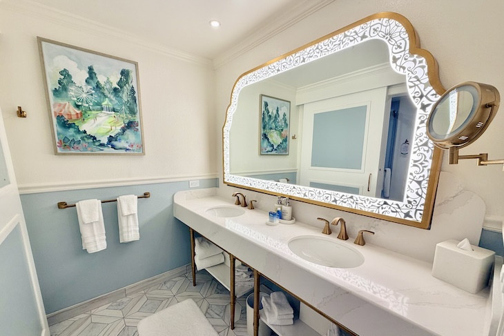 Standard guest room bath