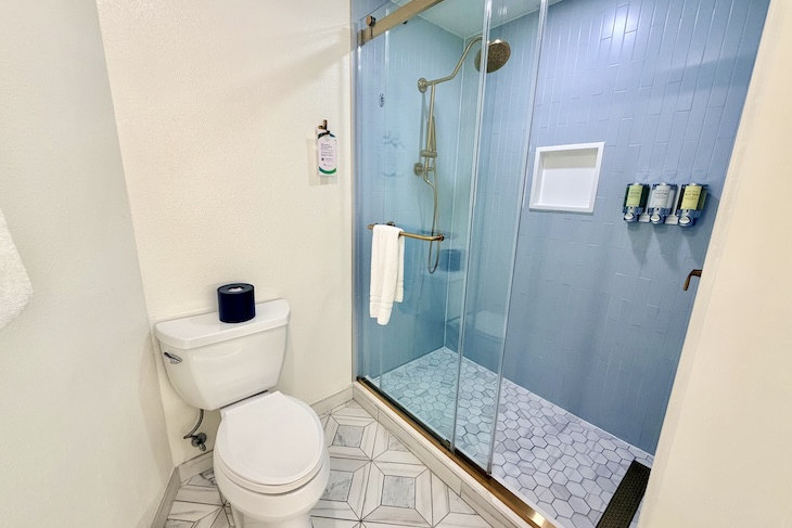 Standard guest room bath