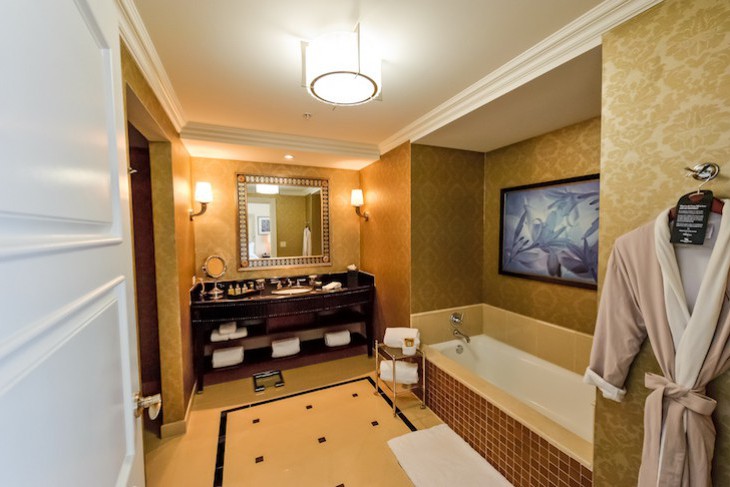 Waldorf Suite bath