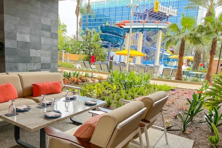 Palm Breeze Bar, Villas at Disneyland Resort