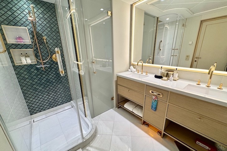 1-story Rajah Royal Suite guest bath
