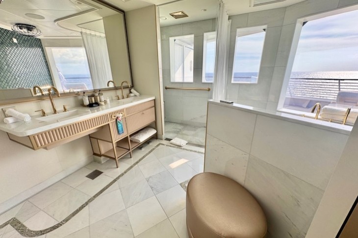 1-story Rajah Royal Suite primary bath