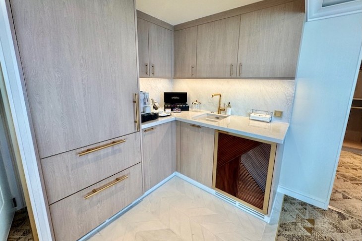 1-story Bagheera Royal Suite kitchen
