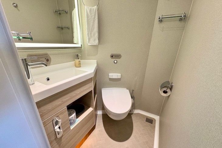 Deluxe Oceanview Stateroom with Verandah split bath