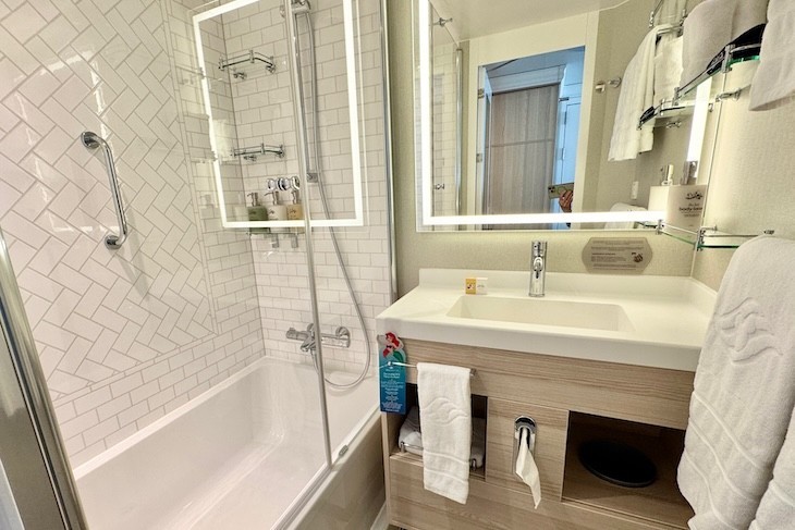 Deluxe Oceanview Stateroom with Verandah split bath