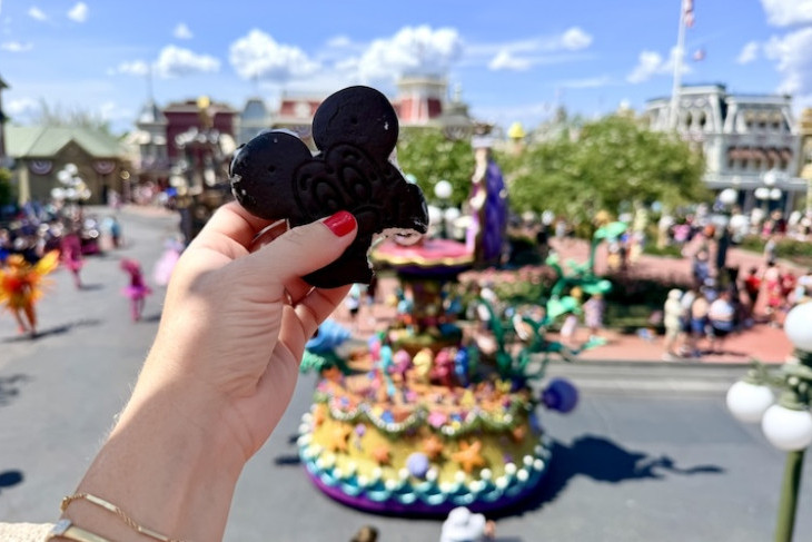 Eats and treats in the VIP Tour parade viewing area