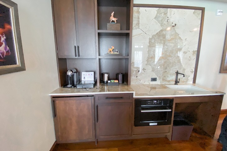 Yosemite Suite's wet bar.