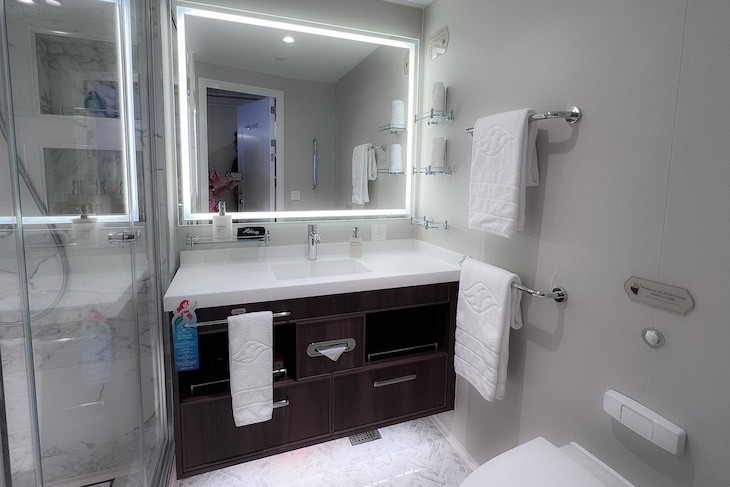 Concierge 1-Bedroom Suite with Verandah guest bath off living room