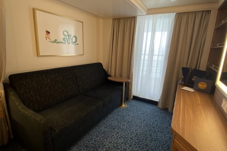 Deluxe Oceanview Stateroom with Verandah sofa