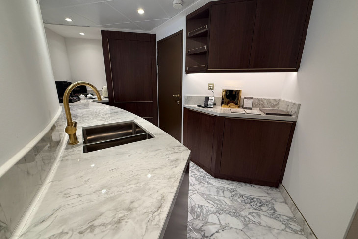 
Concierge Destiny Tower Suite kitchen